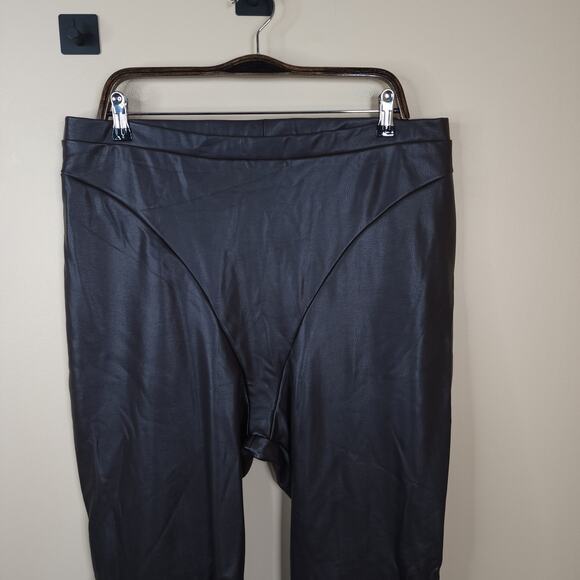 SKIMS FAUX LEATHER SEAMED BOOT CUT PANT IN SOOT SIZE 4X - Picture 2 of 8